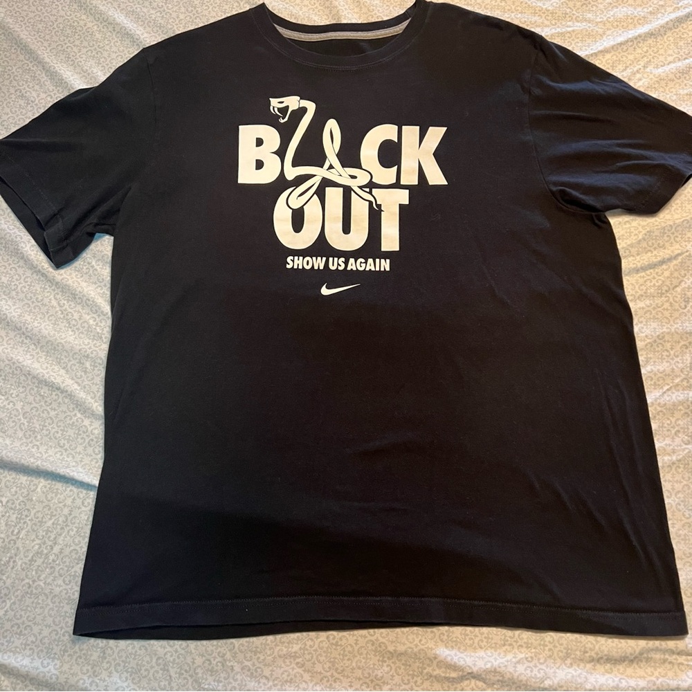 Nike Kobe Bryant Black Out Tee Shirt Men’s XL - Black/White basketball snake